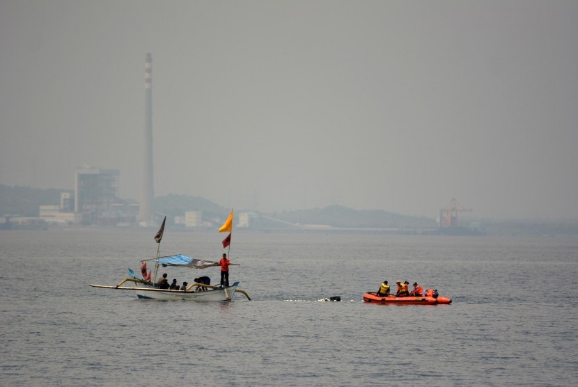 Tim SAR gabungan dan perahu nelayan melakukan pencarian korban kapal tenggelam (ilustrasi)