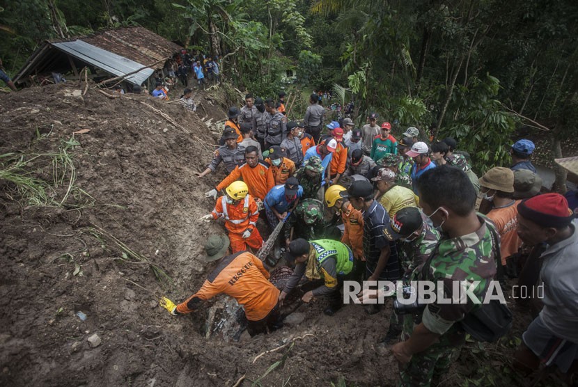 Tim SAR gabungan dan warga berusaha mengevakuasi korban yang tertimbun longsor (ilustrasi)