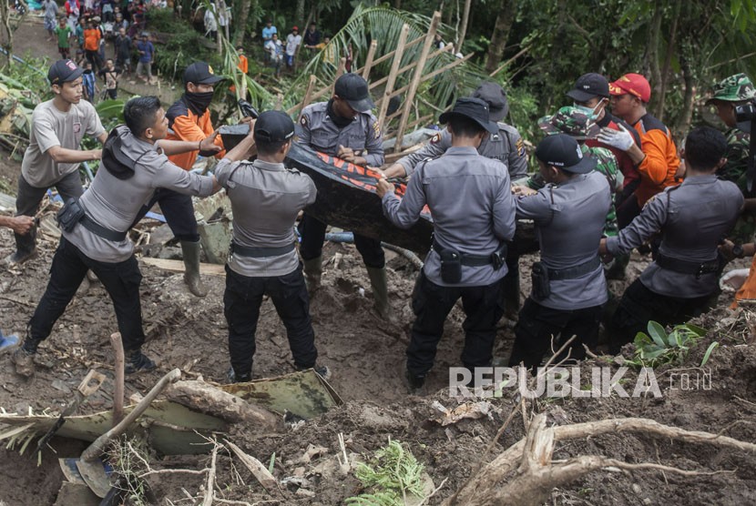 Tim SAR gabungan dan warga berusaha mengevakuasi korban yang tertimbun longsor di Pendoworejo, Girimulyo, Kulonprogo, DI Yogyakarta, Kamis (30/11). 