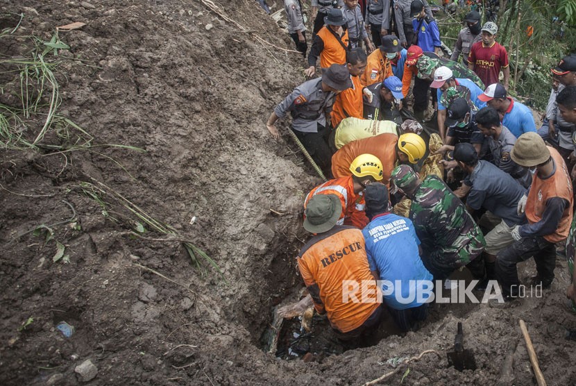 Tim SAR gabungan dan warga berusaha mengevakuasi korban yang tertimbun longsor di Pendoworejo, Girimulyo, Kulonprogo, DI Yogyakarta, Kamis (30/11).