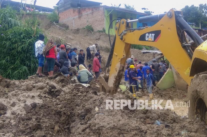 Tim SAR gabungan dibantu warga mencari korban bencana tanah longsor di Gang Lau Bawang Kecamatan Kabanjahe, Kabupaten Karo, Sumatera Utara, Jumat (27/8/2021). Tim SAR gabungan berhasil menemukan lima jenazah korban hilang yang telah terdata akibat bencana tanah longsor yang terjadi pada Kamis (26/7) lalu.