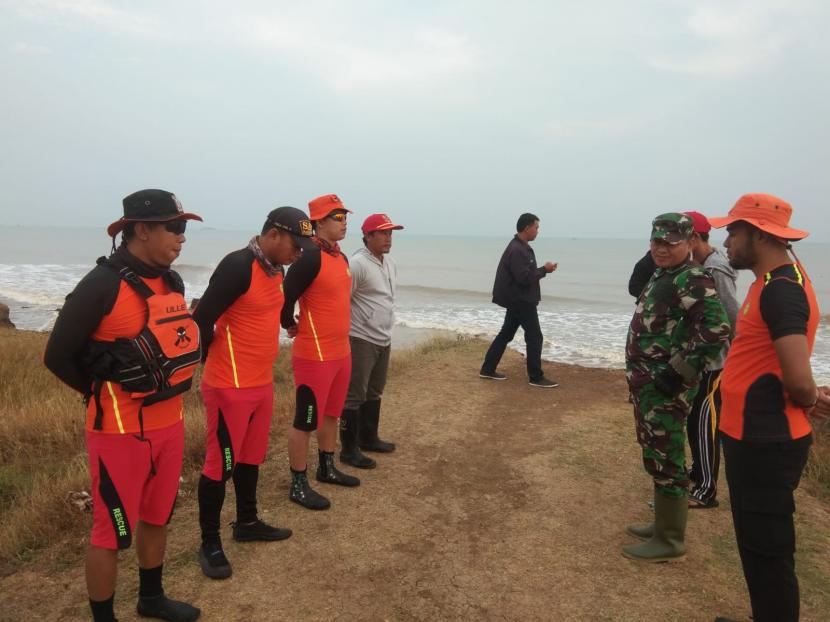 Tim SAR Gabungan diterjunkan melakukan pencarian terhadap bocah remaja yang hilang terseret ombak di pantai Desa Mekarsari, Kecamatan Patrol, Kabupaten Indramayu, Senin (22/8/2022).
