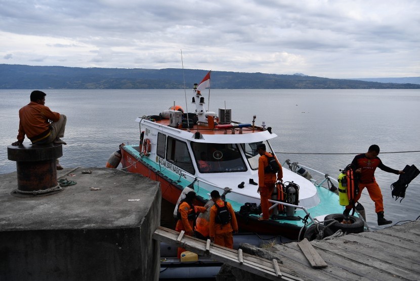 Tim SAR gabungan kembali ke pelabuhan Tigaras usai melakukan operasi SAR tenggelamnya KM Sinar Bangun di Danau Toba, Simalungun, Sumatera Utara, Selasa (26/6).