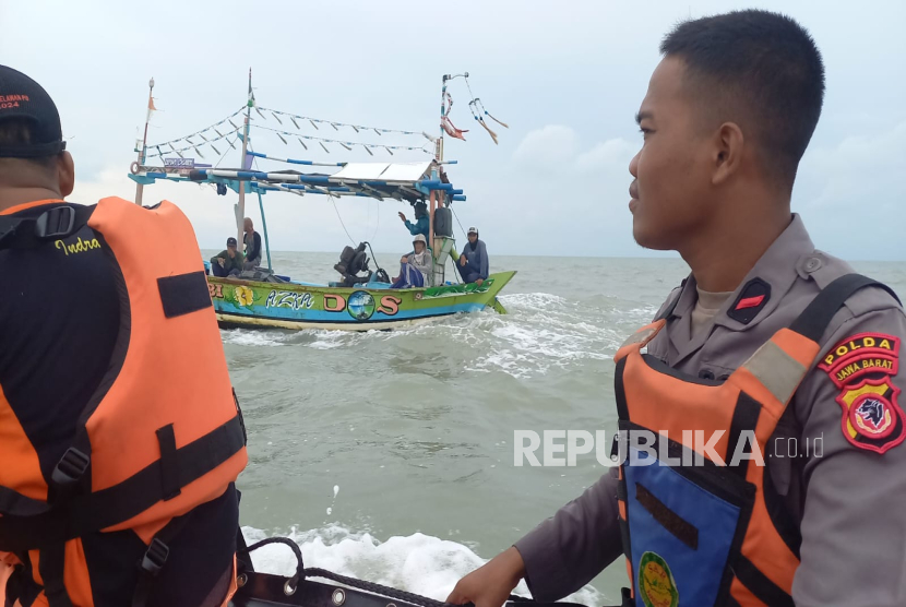 Tim SAR Gabungan kembali melaksanakan pencarian terhadap seorang nelayan yang diduga terjatuh dan hilang di perairan Desa Limbangan, Kecamatan Juntinyuat, Kabupaten Indramayu, Senin (24/2/2025). 