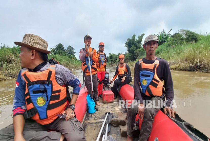 Tim SAR GAbungan kembali melakukan upaya pencarian terhadap seorang remaja yang tenggelam di sungai Cisanggarung, Kabupaten Cirebon, Rabu (5/3/2025). 