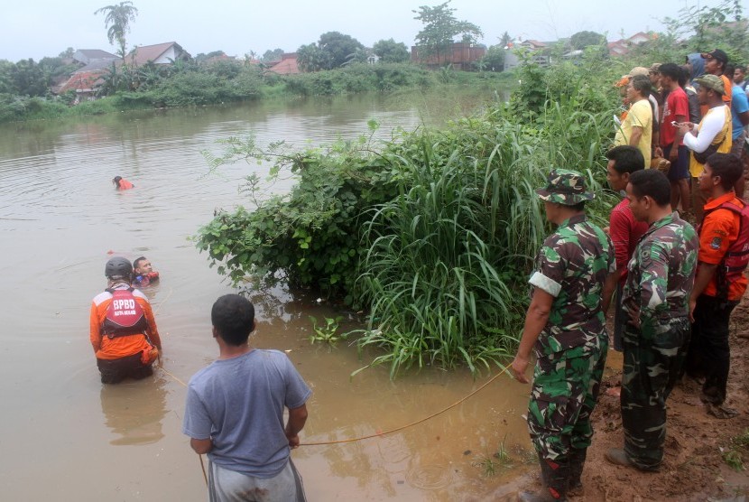 Tim SAR gabungan Kota Bekasi melakukan pencarian korban tenggelam saat banjir di kawasan Perumahan Dosen IKIP, Jatiasih, Bekasi, Jawa Barat, Senin (20/2). 