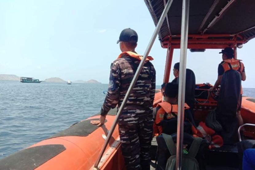 Tim SAR gabungan masih terus melakukan pencarian terhadap Yi Liu (27) warga negara asal China yang hilang di kawasan Pantai Long Beach Labuan Bajo, Kabupaten Manggarai Barat Provinsi Nusa Tenggara Timur, Sabtu (7/10/2023). 