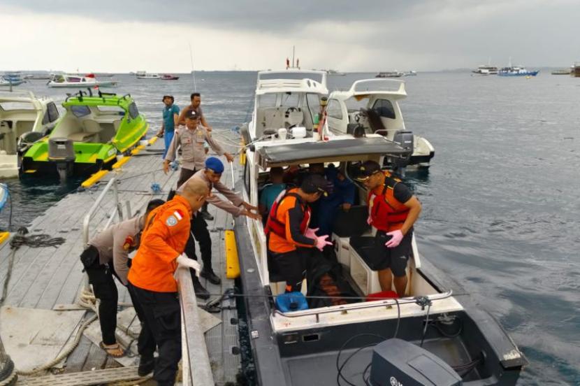Tim SAR gabungan Mataram, Nusa Tenggara Barat saat mengevakuasi mayat WNA yang ditemukan di Gili Trawangan, Kabupaten Lombok Utara, Rabu (21/02/2024).