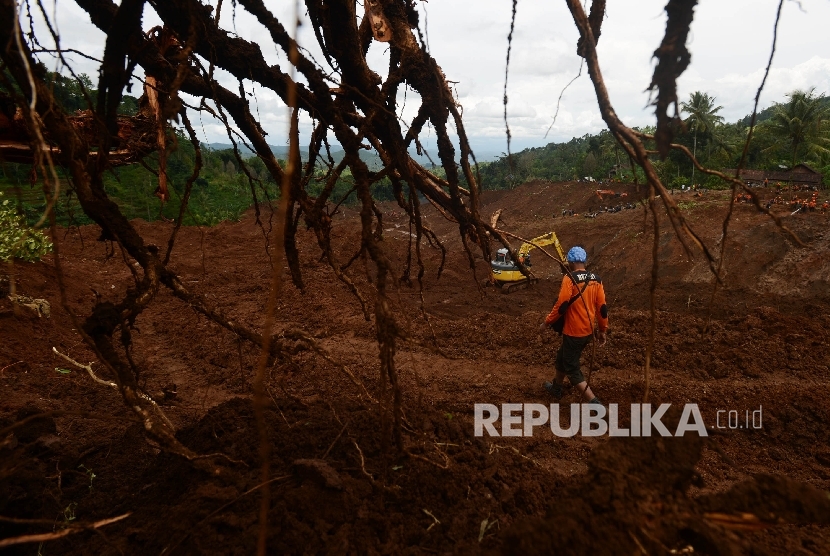 Tim SAR gabungan melakuan pencarian korban yang tertimbung bencana longsor yang terjadi di Desa Banaran, Kecamatan Pulung, Ponorogo, Jawa Timur, Rabu (5/4).