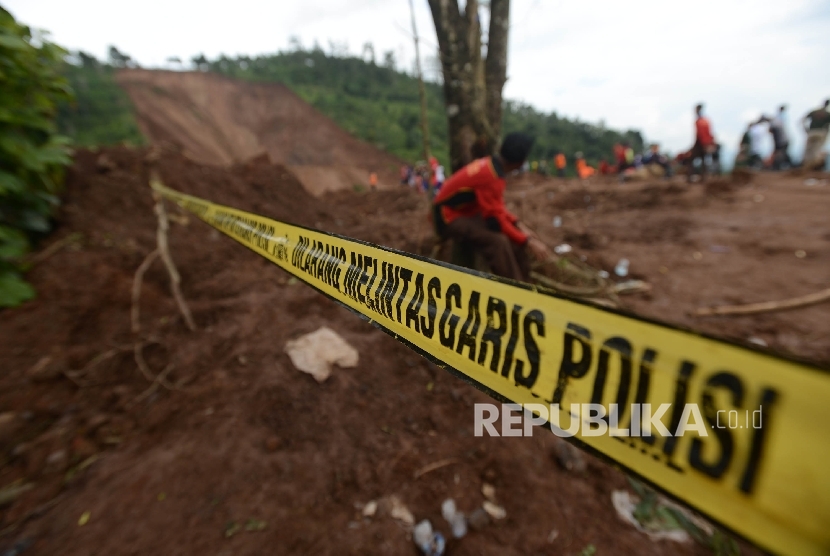 Tim SAR gabungan melakuan pencarian korban yang tertimbung bencana longsor yang terjadi di Desa Banaran, Kecamatan Pulung, Ponorogo, Jawa Timur, Rabu (5/4).