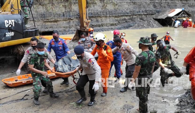 Tim Sar gabungan melakukan evakuasi korban di lokasi tanah longsor tambang Manualan di Kecamatan Mentewe, Kabupaten Tanah Bumbu, Kalimantan Selatan, Kamis (28/1/2021). (Ilustrasi)