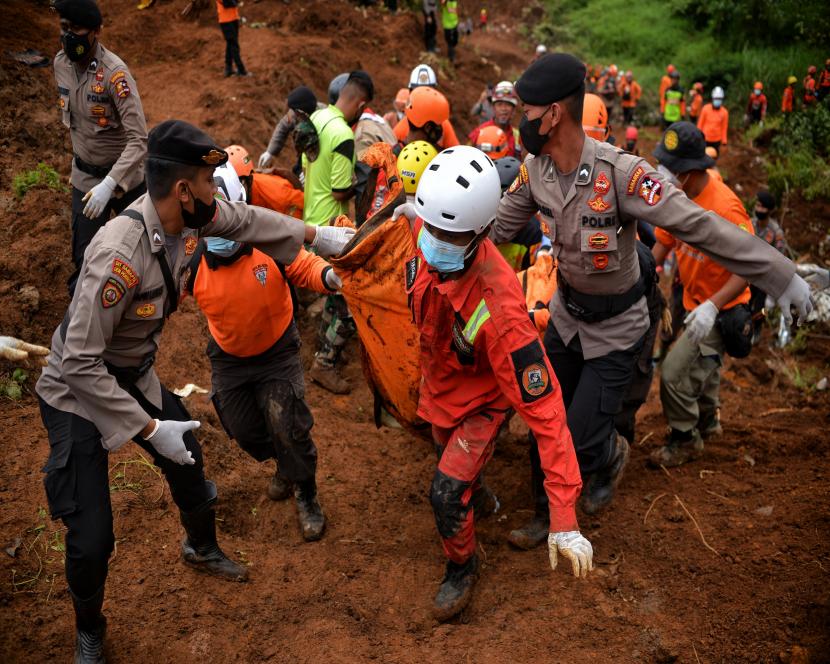 Tim SAR gabungan melakukan evakuasi korban tertimbun longsor gempa bumi di Warung Sate Sinta, Cugenang, Kabupaten Cianjur, Jawa Barat, Sabtu (26/11/2022).