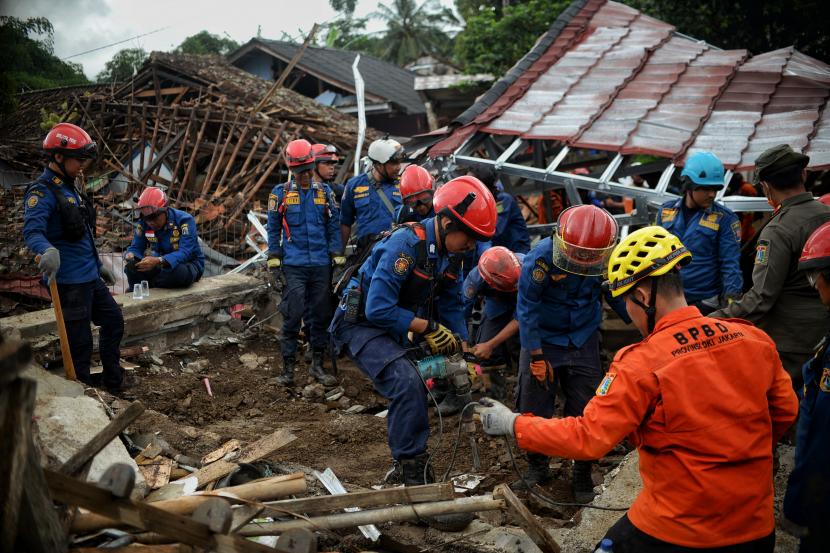 Tim SAR gabungan melakukan evakuasi korban yang diduga seorang anak di Gedung Madrasah Nurul Iman, Desa Mangunkerta, Kecamatan Cugenang, Kabupaten Cianjur, Jawa Barat, Kamis (24/11/2022).