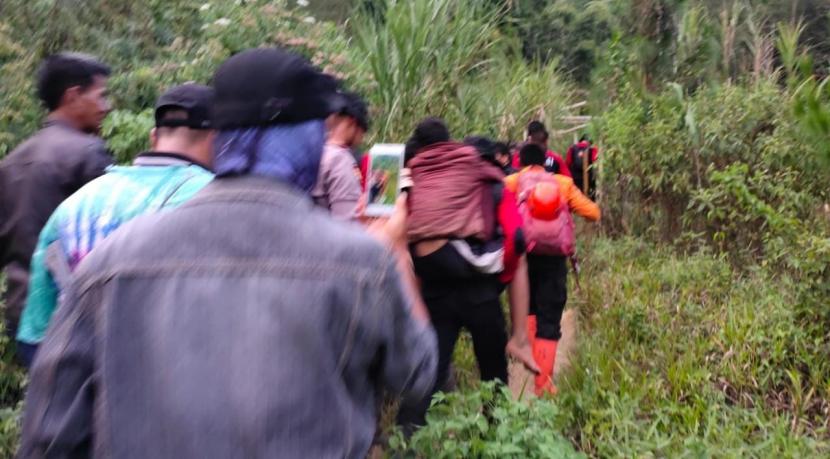 Tim SAR gabungan melakukan evakuasi pendaki yang hilang di Gunung Guntur, Kabupaten Garut, Jumat sore. Pendaki yang dilaporkan hilang itu ditemukan dalam keadaan selamat. 