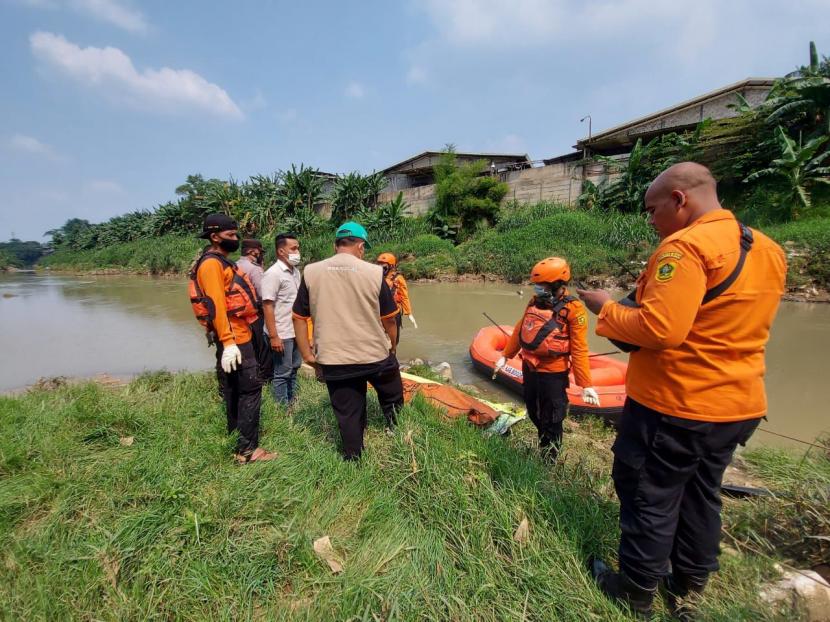 Tim SAR Gabungan melakukan evakuasi terhadap wanita yang tenggelam di Sungai Cileungsi, Kabupaten Bogor, Ahad (24/10). 