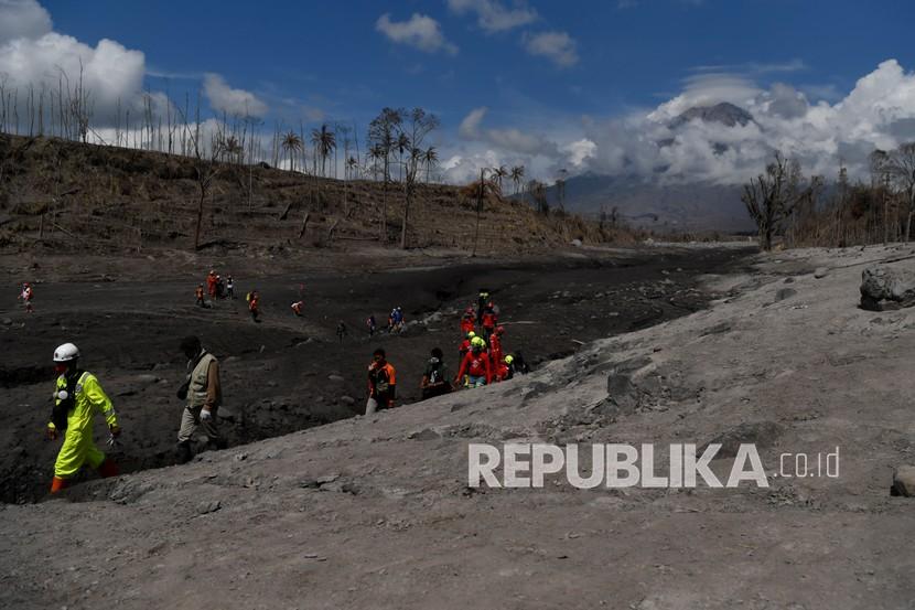 Tim SAR gabungan melakukan pencarian korban di area aliran awan panas guguran Gunung Semeru di Curah Koboan, Lumajang, Jawa Timur, Jumat (10/12/2021). Pencarian korban guguran awan panas Gunung Semeru difokuskan di sejumlah titik diantaranya Curah Koboan dan Geladak Perak.