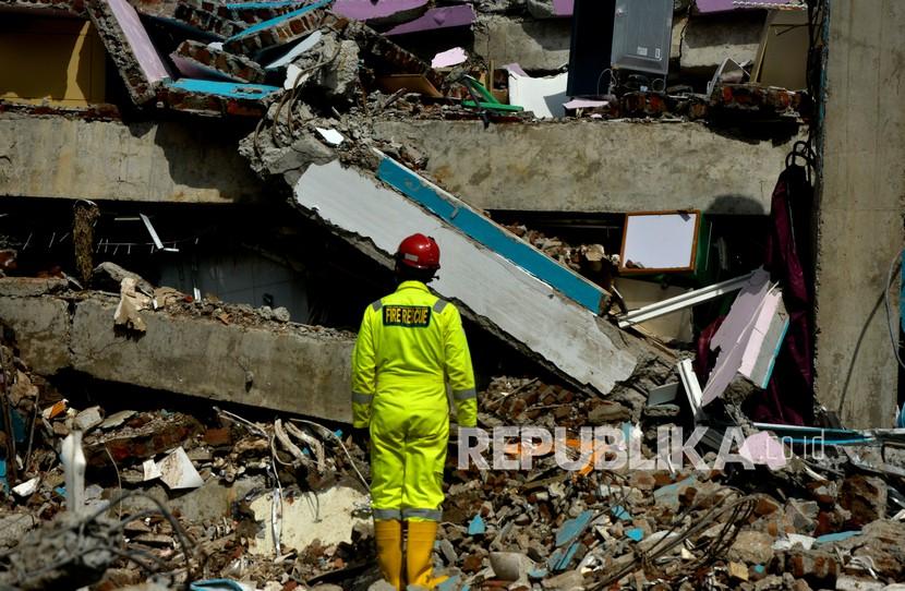 Tim SAR gabungan melakukan pencarian korban gempa bumi di Rumah Sakit Mitra Manakarra di Mamuju, Sulawesi Barat, Senin (18/1/2021). Memasuki hari keempat pascagempa bumi, tim SAR gabungan terus melakukan pencarian korban di sejumlah lokasi, sementara BNPB menyatakan berdasarkan data per 17 Januari 2021 pukul 19.00 WITA jumlah korban gempa bumi yang meninggal berjumlah 81 orang. 