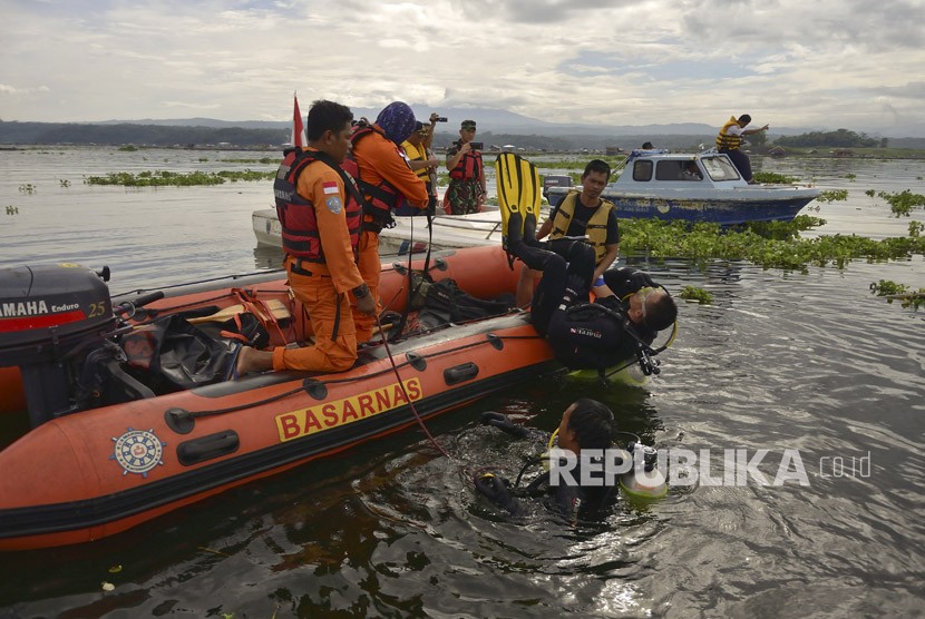 Tim SAR Gabungan melakukan pencarian korban perahu tenggelam di Waduk Cirata, Maniis, Purwakarta, Jawa Barat, Jumat (22/12). 