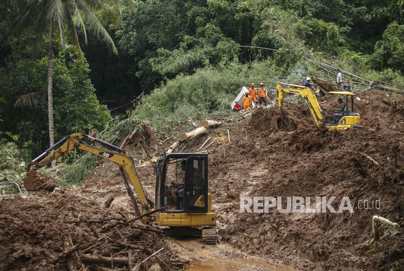 Tim SAR gabungan melakukan pencarian korban tanah longsor di Dusun Kedungbuweng, Wukirsari, Imogiri, Bantul, DI Yogyakarta, Senin (18/3/2019).