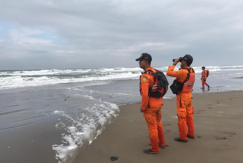 Tim SAR gabungan melakukan pencarian pelajar yang hilang saat berkemah di Pantai Cijeruk, Kecamatan Cibalong, Kabupaten Garut. ilustrasi