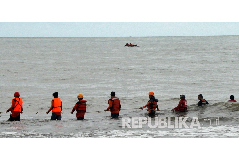 Tim SAR gabungan melakukan pencarian korban tenggelam di pantai (ilustrasi).