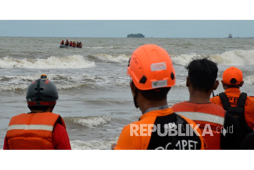 Penjaga pantai melakukan penyelamatan korban tenggelam (ilustrasi).