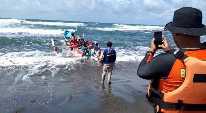 Tim SAR gabungan melakukan pencarian korban tenggelam di perairan sekitar TPI Legokjawa, Desa Legokjawa, Kecamatan Cimerak, Kabupaten Pangandaran, Kamis (7/7/2022). Dalam peristiwa itu, terdapat tiga orang wisatawan yang meninggal dunia, lima orang luka-luka, dan satu orang hilang, saat berenang di lokasi tersebut. 