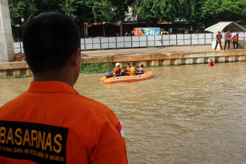 Tim SAR gabungan melakukan pencarian korban di Sungai Kalimalang