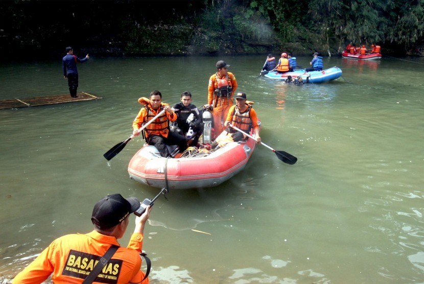 Pencarian dilakukan petugas Sudin PKPSektor Pasar Minggu dan tim SAR lainnya, sebanyak dua unit perahu karet dikerahkan untuk menyusuri aliran Sungai Ciliwung (Ilustrasi pencarian korban)