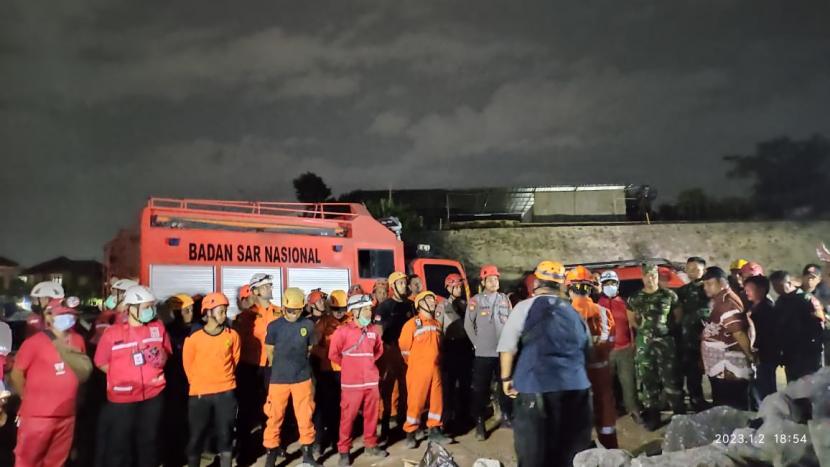 Tim SAR gabungan melakukan pencarian korban tertimbun longsor proyek bangunan di Wedomartani, Kecamatan Ngemplak, Kabupaten Sleman, DIY, Senin (2/1/2023) malam.