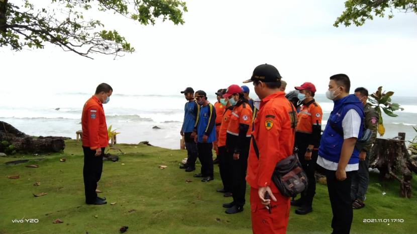 Tim SAR gabungan melakukan pencarian korban yang hilang terseret arus di Pantai Karapyak, Kabupaten Pangandaran, Selasa (2/11). 