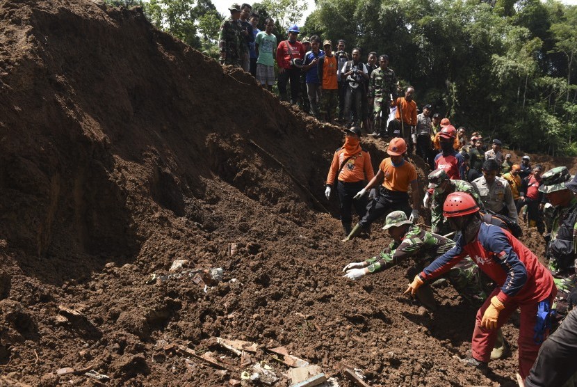 Tim SAR gabungan melakukan pencarian korban yang tertimbun longsor di Desa Banaran, Kecamatan Pulung, Ponorogo, Jawa Timur, Ahad (2/4). 