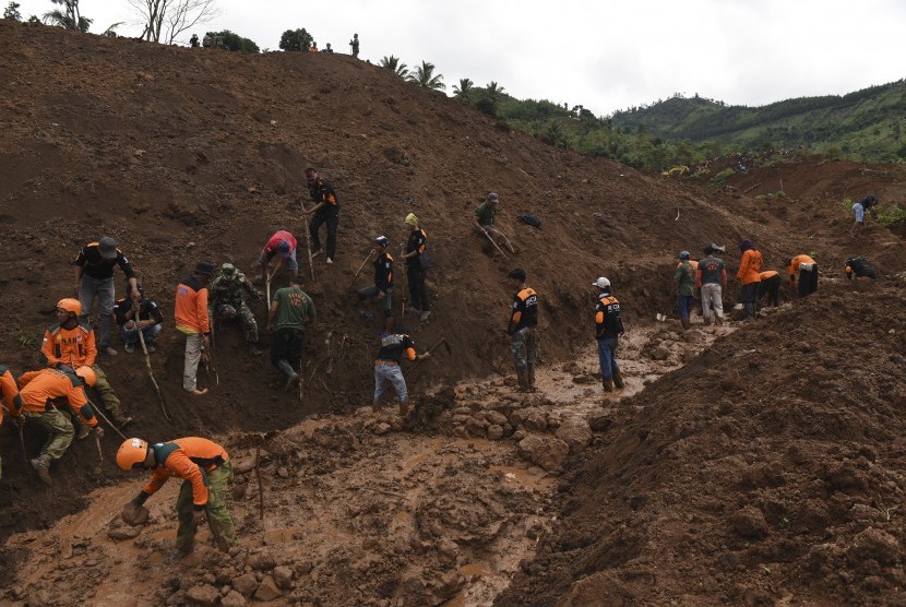  Tim SAR gabungan melakukan pencarian korban yang tertimbun longsor di Desa Banaran, Kecamatan Pulung, Ponorogo, Jawa Timur, Ahad (2/4). 