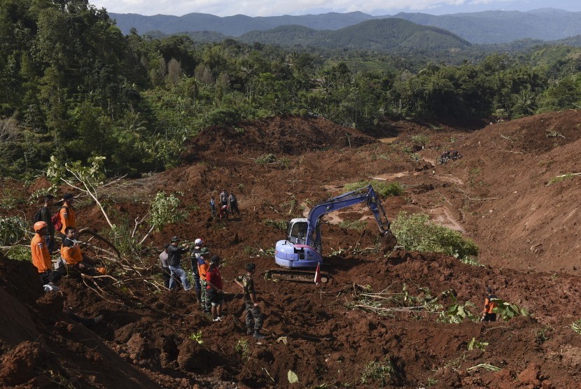  Tim SAR gabungan melakukan pencarian korban yang tertimbun longsor di Desa Banaran, Kecamatan Pulung, Ponorogo, Jawa Timur, Ahad (2/4). 