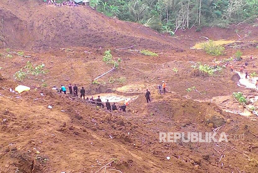  Tim gabungan tanggap bencana terus melakukan pencarian korban longsor di zona B dusun Tangkil, Desa Banaran Kecamatan Pulung, Ponorogo, Jawa Timur, Senin (3/4).