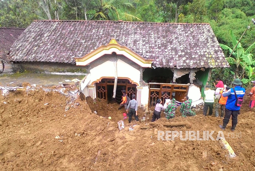  Tim gabungan tanggap bencana terus melakukan pencarian korban longsor di zona B dusun Tangkil, Desa Banaran Kecamatan Pulung, Ponorogo, Jawa Timur, Senin (3/4).
