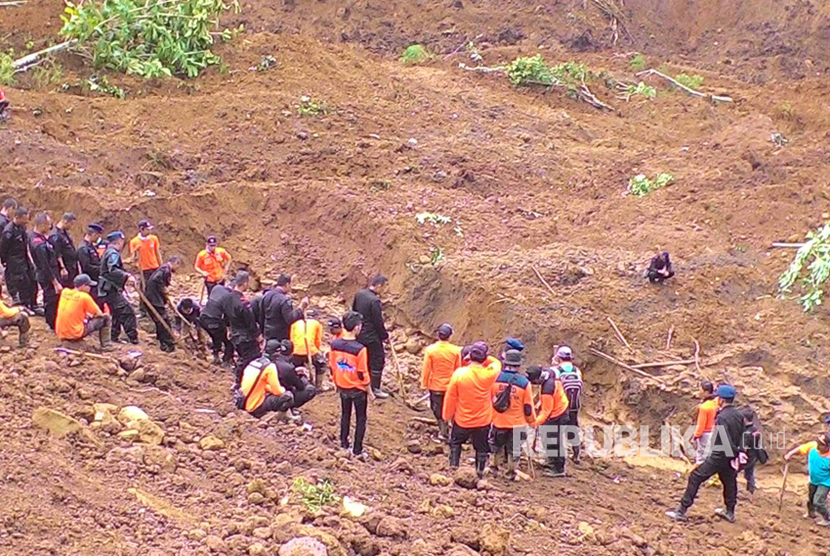  Tim gabungan tanggap bencana terus melakukan pencarian korban longsor di Dusun Tangkil, Desa Banaran Kecamatan Pulung, Ponorogo, Jawa Timur, Senin (3/4).