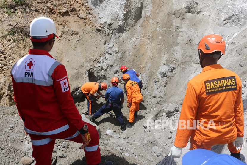 Tim SAR gabungan melakukan pencarian Matheis Frans warga Desa Nania yang tewas tertimbun longsoran bukit pasir di Desa Nania, Ambon, Maluku, Kamis (26/9/2019). 