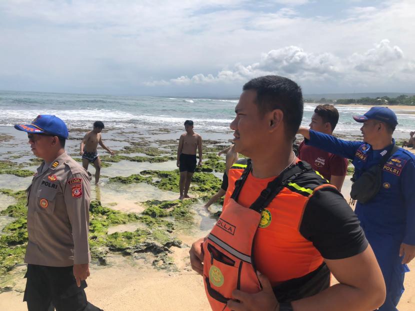 Tim SAR gabungan melakukan pencarian wisatawan yang dilaporkan hilang di Pantai Sayang Heulang, Kecamatan Pameungpeuk, Kabupaten Garut.