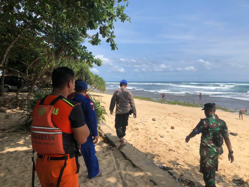 Tim SAR gabungan melakukan pencarian nelayan yang dilaporkan hilang di Pantai Sayang Heulang, Kecamatan Pameungpeuk, Kabupaten Garut, Senin (30/5/2022). Tim SAR memutuskan hentikan pencarian seorang nelayan yang hilang di perairan Garut.