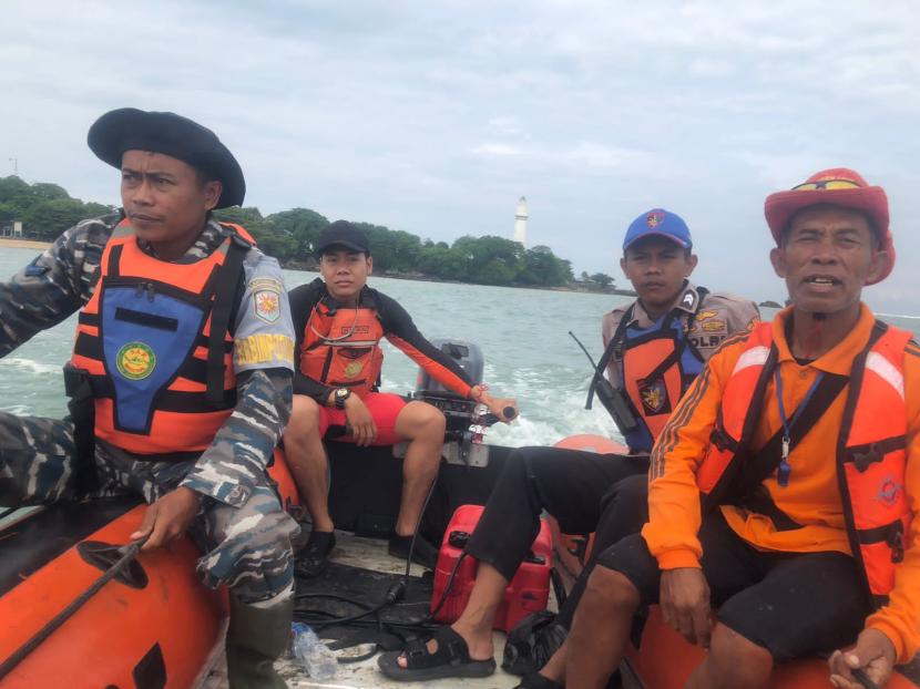 Tim SAR gabungan melakukan pencarian nelayan yang dilaporkan tenggelam.