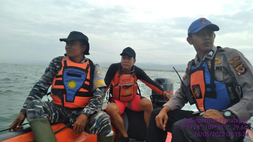 Tim SAR gabungan melakukan pencarian nelayan yang dilaporkan tenggelam di Pantai Sayang Heulang, Kabupaten Garut, Kami (26/5/2022