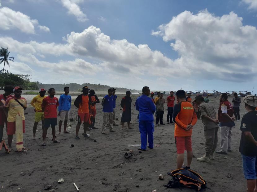 Tim SAR gabungan melakukan pencarian satu orang yang dilaporkan tenggelam di Pantai Madasari, Kabupaten Pangandaran, Kamis (7/7/2022). Dalam kejadian itu, terdapat juga tiga wisatawan yang dilaporkan meninggal dunia. 