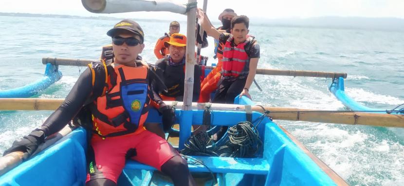 Tim SAR gabungan melakukan pencarian seorang wisatawan yang dilaporkan terseret ombak di Pantai Pangandaran, Kabupaten Pangandaran, Rabu (11/5/2022). 