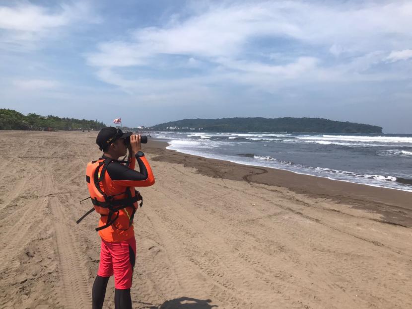 Tim SAR gabungan melakukan pencarian seorang wisatawan yang dilaporkan terseret ombak di Pantai Pangandaran, Kabupaten Pangandaran, Rabu (11/5/2022). 