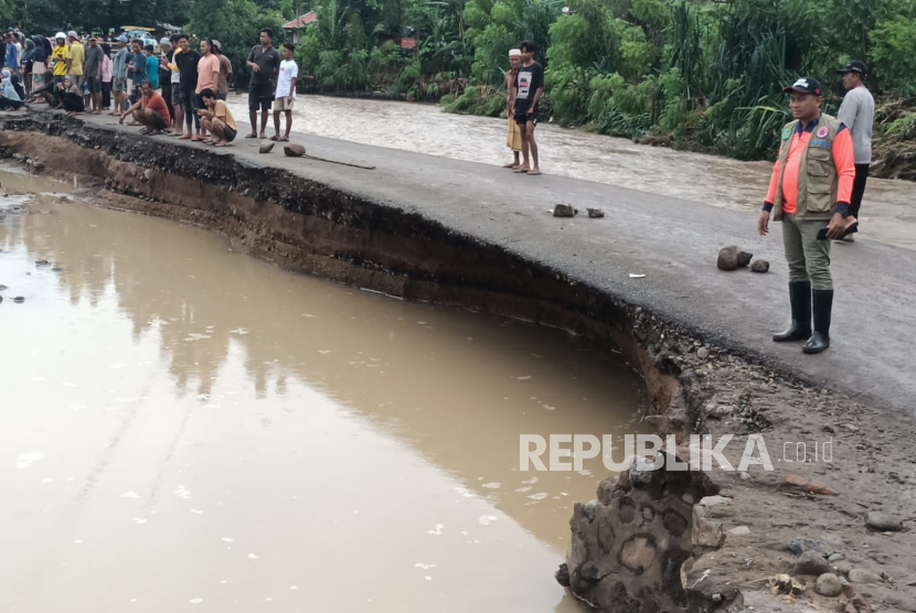 Tim SAR gabungan melakukan pencarian terhadap korban hilang akibat banjir bandang di Kecamatan Wera, Kabupaten Bima, Nusa Tenggara Barat, pada Senin (3/2).