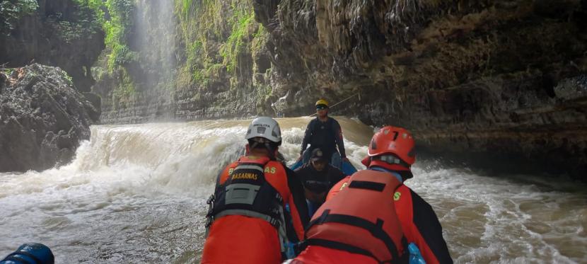 Tim SAR gabungan melakukan pencarian terhadap seorang pemandu wisata yang dilaporkan hilang tenggelam di Sungai Pasir Sereh, Kecamatan Cimerak, Kabupaten Pangandaran, Kamis (8/9/2022). 