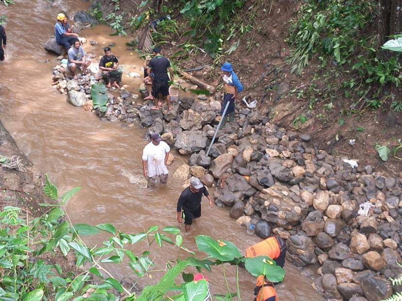 Tim SAR gabungan melakukan pencarian terhadap seorang warga yang dilaporkan hilang di anak Sungai Ciwulan, Desa Cibalong, Kecamatan Cibalong, Kabupaten Tasikmalaya, Selasa (15/11/2022). Warga itu dilaporkan jatuh ke sungai ketika melintas di jembatan saat kejadian. Namun jembatan itu tiba-tiba ambruk pada Senin (14/11/2022) malam. 
