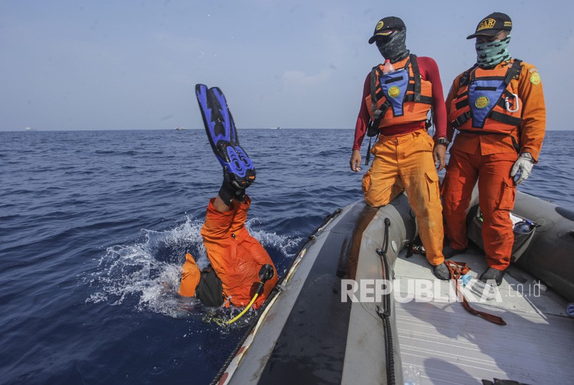 Tim SAR gabungan melakukan penyelaman saat melakukan mencari kotak hitam (black box) pesawat Lion Air bernomor registrasi PK-LQP dengan nomor penerbangan JT 610 di perairan Tanjung Karawang, Jakarta, Kamis (1/11/2018).