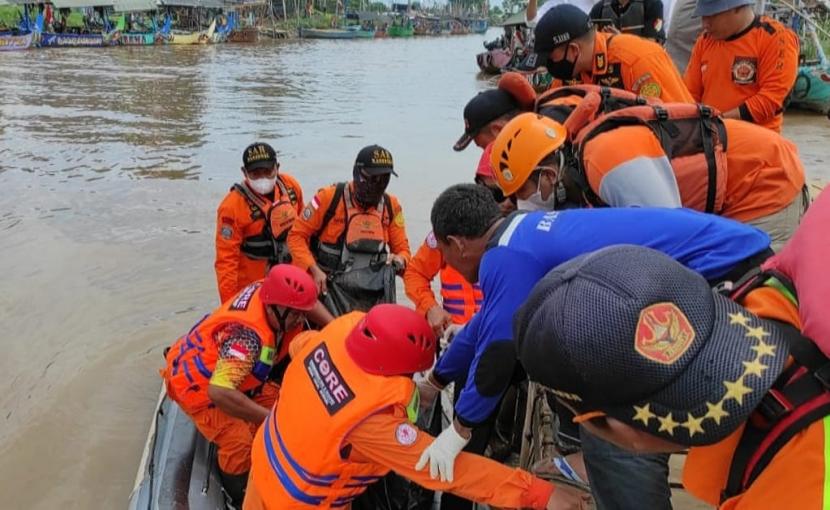Tim SAR gabungan melakukan proses evakuasi jenazah Ismail (18), warga Desa Gintung, Kecamatan Comal, Kabupaten Pemalang yang hanyut dan tenggelam di sungai Kalikuto, wilayah Kecamatan Gringsing, Kabupaten Batang, Senin (27/12).